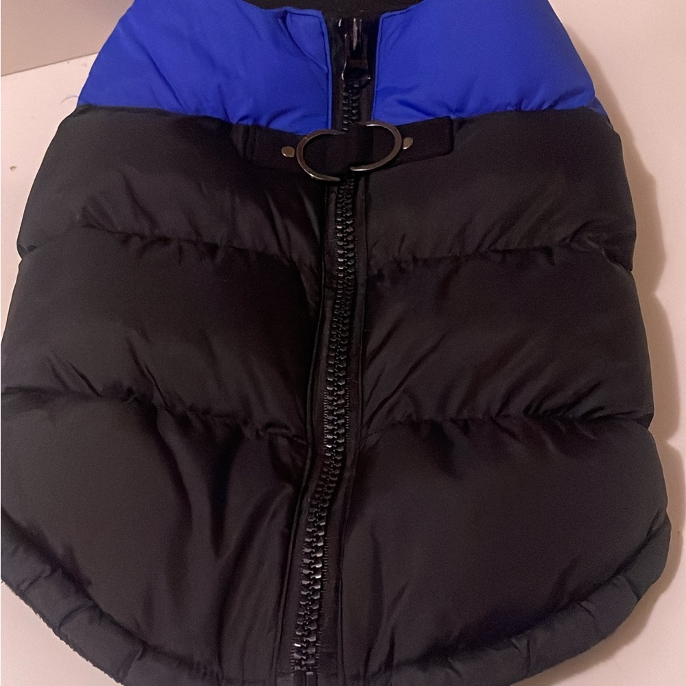 Gooby dog jacket for Maduim size dag has a ring in the front for leash